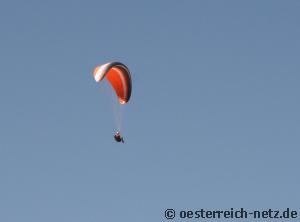 Gleitschirm Flieger im Drautal