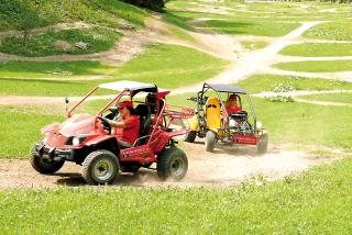 Mit dem Buggy unterwegs auf dem Parcours im Glemmy Offroad Park