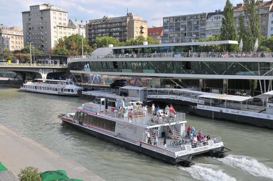Twin City Liner auf dem Wiener Donaukanal