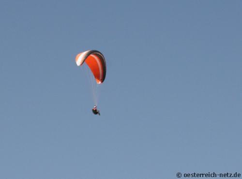 Gleitschirm Flieger im Drautal